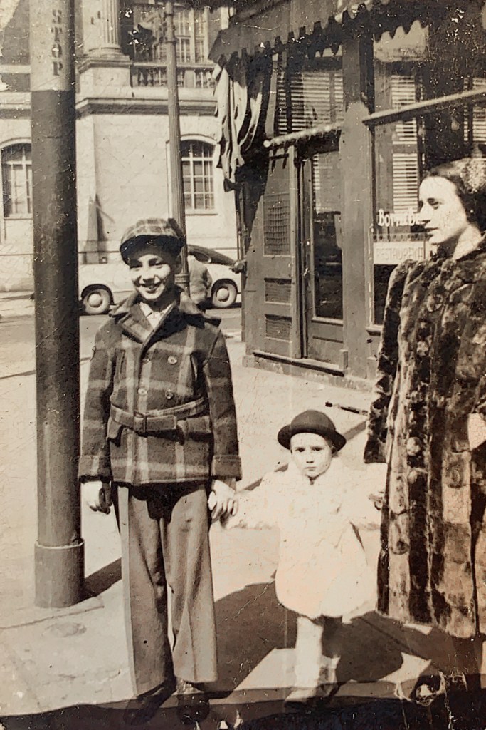 Heinz, Rosemarie and Lilo Bollmann in New York City, 1947