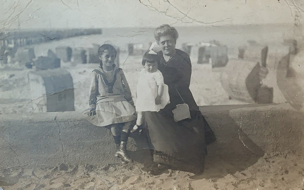 Lilo Wedell, Ruth Chaskell and Henriette Loewenberg circa 1919-1920